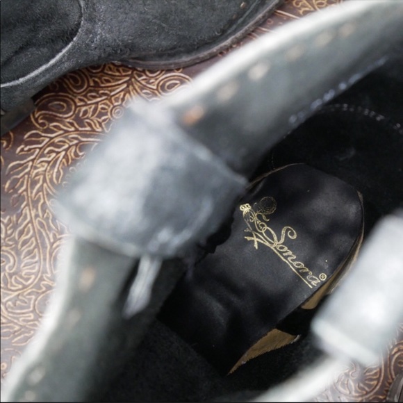 Distressed cowgirl boots - Picture 7 of 8